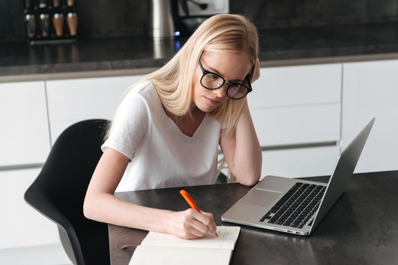 Session de formation pratique sur l'analyse financière avec documents et graphiques