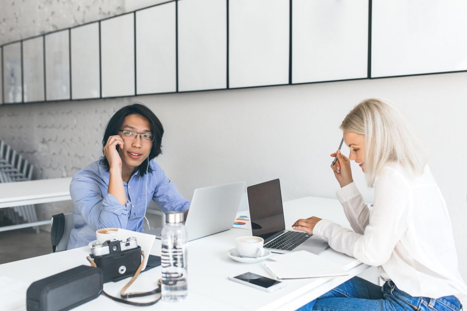 Espace de consultation moderne avec vue sur la ville